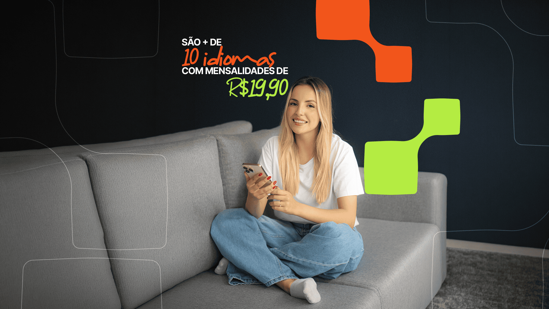 Mulher sentada de pernas cruzadas em um sofá cinza usando o celular e sorrindo. Ao lado aparece um texto promocional informando: “São mais de 10 idiomas com mensalidades de R$19,90”, sobre fundo escuro com elementos gráficos em laranja e verde.